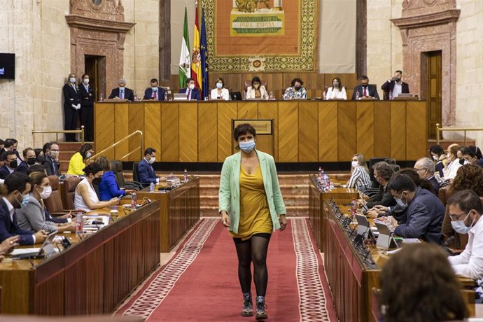 La diputada no adscrita Teresa Rodríguez (c), en una foto de archivo en el Parlamento andaluz.