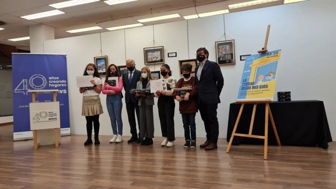 Tres estudiantes de Hortaleza y Centro, ganadoras del Concurso Infantil de Dibujo por los 40 años de la EMVS