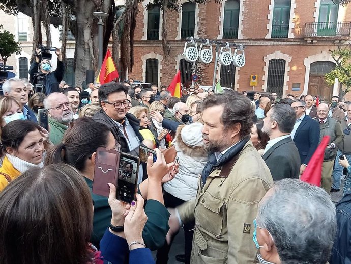 Espinosa de los Monteros saluda a simpatizantes en Jerez.