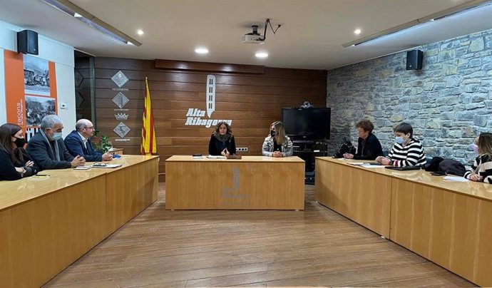La conselleria de Presidencia de la Generalitat, Laura Vilagr, en una reunión durante su visita al Pallars (Lleida).