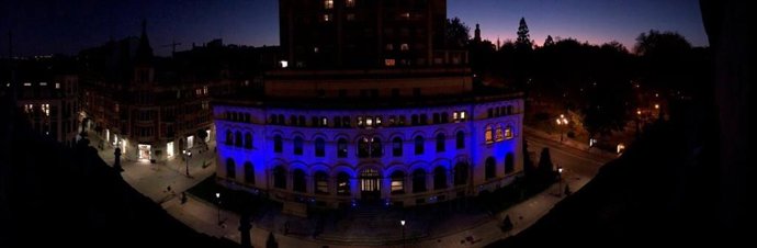 La sede de Presidencia del Gobierno de Asturias, iluminada de azul con motivo del Día de la Infancia