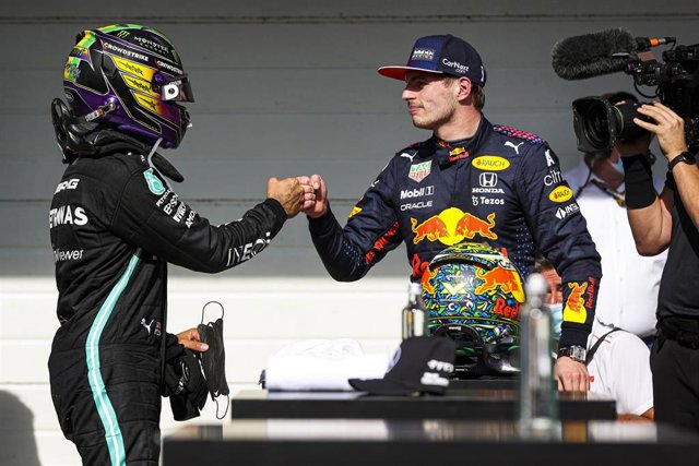 Max Verstappen felicita a Lewis Hamilton tras su victoria en el Gran Premio de Brasil 2021