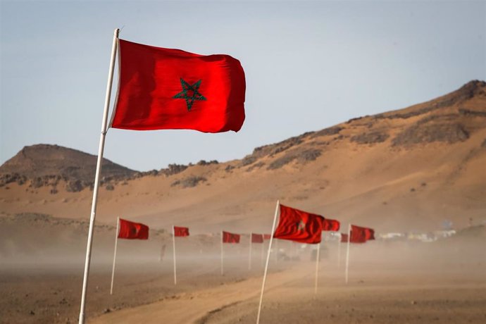 Archivo - Banderas de Marruecos en el desierto