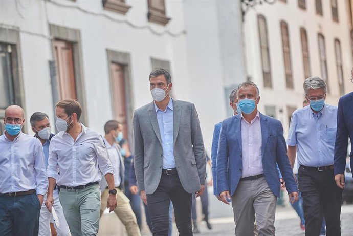 Archivo - El presidente del Cabildo de La Palma, Mariano Hernández Zapata; el presidente del Gobierno, Pedro Sánchez, y el presidente de Canarias, Ángel Víctor Torres, tras una reunión del Pevolca