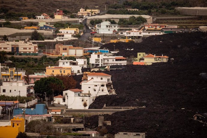 Vistas de la lava del volcán de cumbre vieja desde la Montaña del municipio de La Laguna