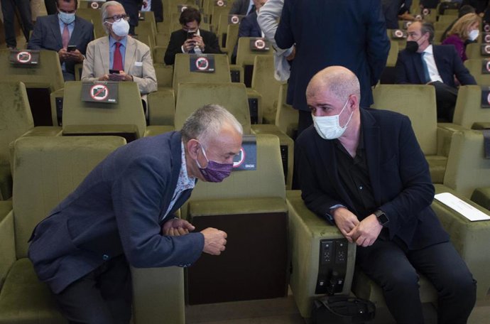 Archivo - El secretario general de UGT, Pepe Álvarez (i), conversa con el secretario general de CCOO, Unai Sordo (d), durante los Desayunos Informativos de Europa Press en el Auditorio El Beatriz Madrid, a 13 de julio de 2021, en Madrid (España).