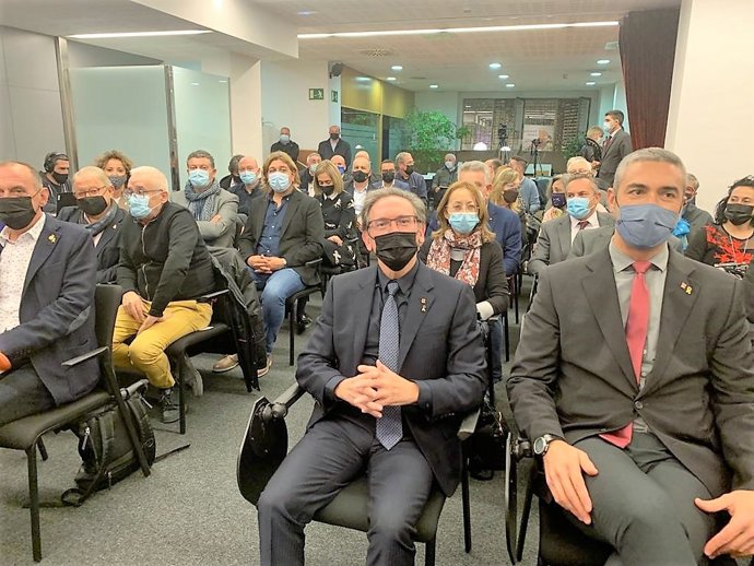 El conseller Jaume Giró junto al delegado de la Generalitat en Lleida, Bernat Solé, y a la izquierda el alcalde de Lleida, Miquel Pueyo