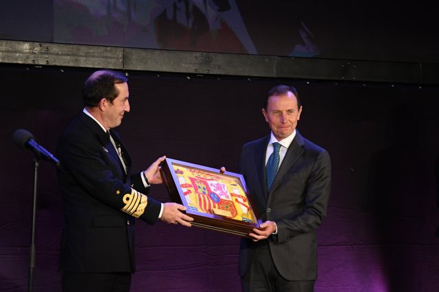 El exfutbolista Emilio Butrageño (d) recibe un premio como 'Reservista de Honor' durante la II Gala del Deporte Militar, en la Escuela de Guerra del Ejército
