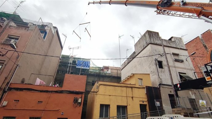 Archivo - Trabajos de derribo de fincas de la calle Sigüenza, en agosto de 2021. 