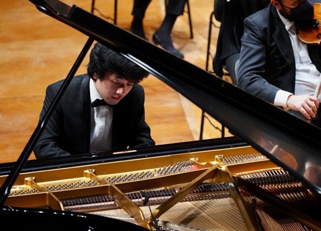 Actuación ganadora del pianista británico Yuanfan Yang en el escenario del Centro Cultural Miguel Delibes.