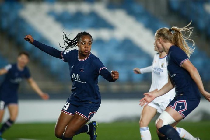 Marie Antoinette Katoto celebra su gol en el Real Madrid-PSG de la Liga de Campeones Femenina 2021-2022