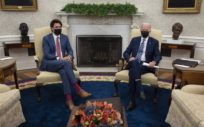 18 November 2021, US, Washington: US President Joe Biden (R) and Canadian Prime Minister Justin Trudeau attend a meeting in the Oval Office of the White House. Photo: Adrian Wyld/The Canadian Press via ZUMA/dpa