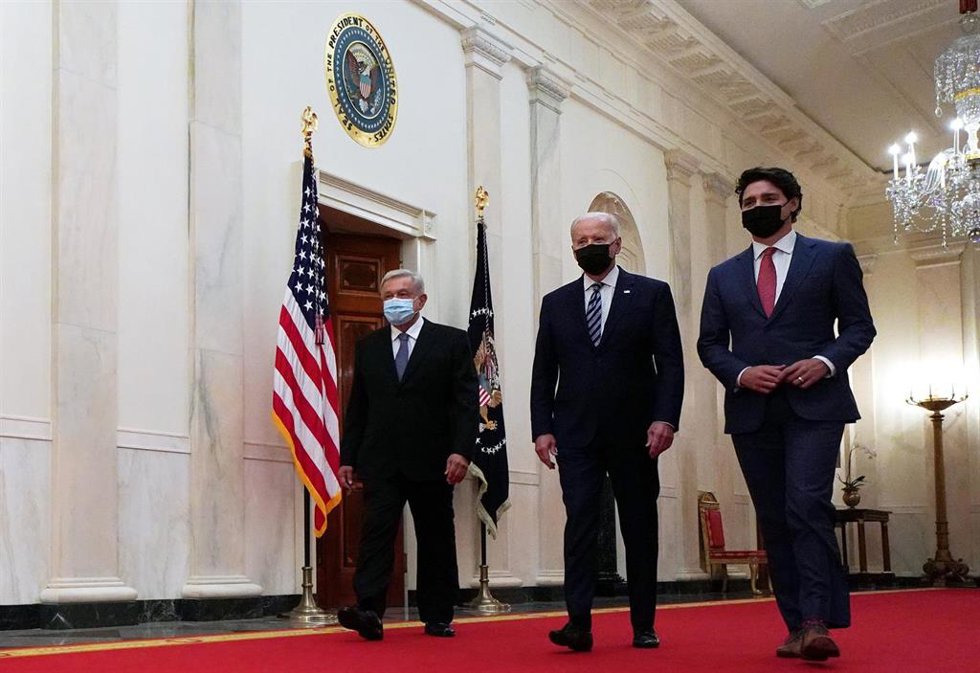 El presidente mexicano, Andrés Manuel López Obrador; el mandatario estadounidense, Joe Biden, y el primer ministro de Canadá, Justin Trudeau, en sus primeras fotografías juntos, en el marco de la a IX Cumbre de Norteamérica
