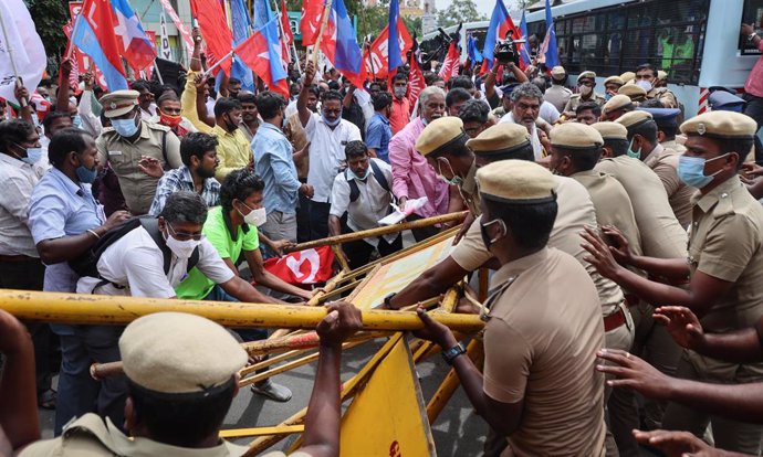Archivo - 27 September 2021, India, Chennai: Police clash with members of Communist parties and various trade unions as they block a road in Chennai to support the farmers strike against the central government's three farm reform laws. Photo: Senthil Ku