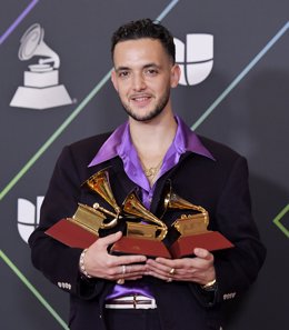 El cantant espanyol C. Tangana posa amb els seus tres premis Grammy Llatins 2021