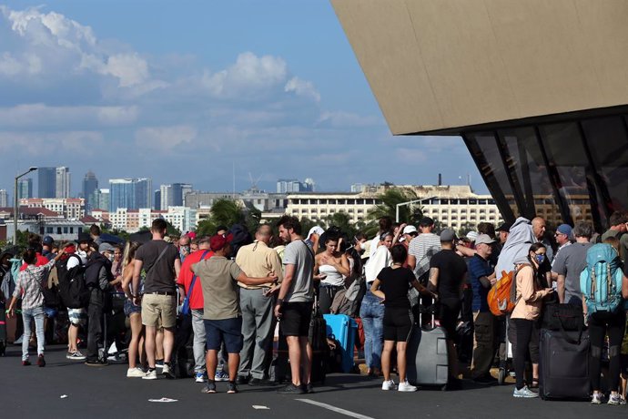 Archivo - 20 March 2020, Philippines, Manila: Tourists crowd at the Ninoy Aquino International Airport in Manila. More than 300 Germans are waiting at Ninoy Airport for a Lufthansa flight chartered by the German Embassy in the Philippines as part of the