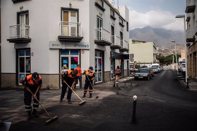 Varios efectivos de Protección Civil retiran la ceniza de las calles del municipio de Los Llanos de Aridane,, en La Palma, Santa Cruz de Tenerife, Canarias (España). 
