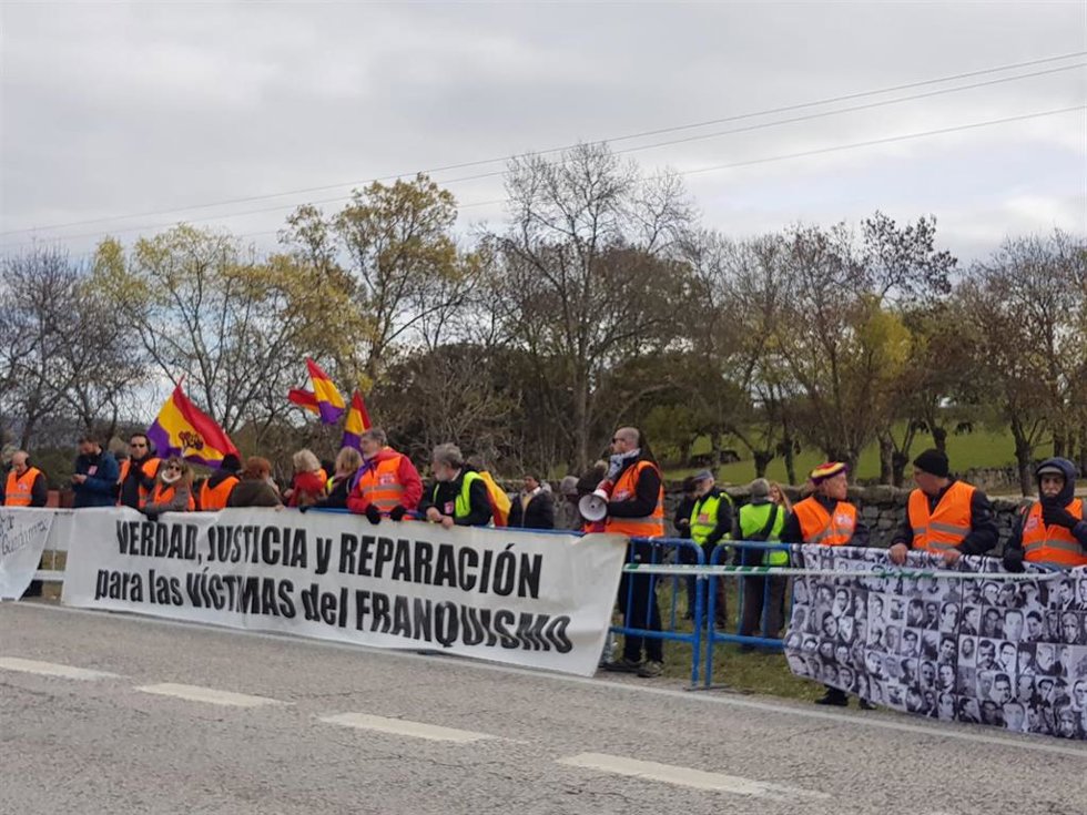 Archivo - Concentración frente al Valle de los Caídos