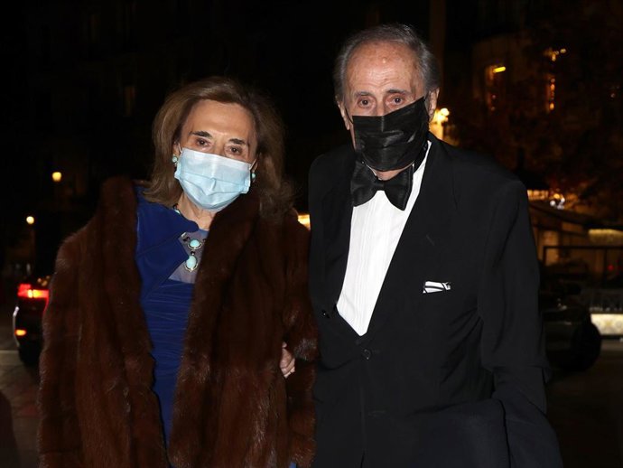 Jaime Peñafiel y su mujer, Carmen Alonso, en el Teatro Real