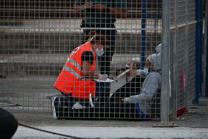 Una voluntaria de Cruz Roja atiende a un migrante, a 15 de septiembre de 2021, en Ceuta (España).