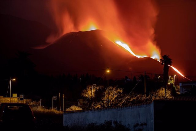 Erupción del volcán vista desde la Montaña Tenisca en Los Llanos de Aridane