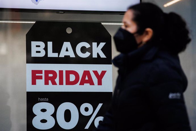 Un comercio anuncia descuentos del 80% por el Black Friday, a 12 de noviembre de 2021