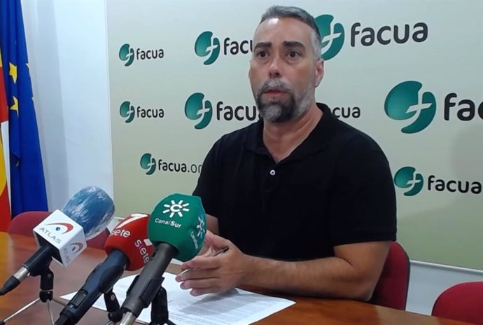 Archivo - El portavoz de Facua, Rubén Sánchez, en la rueda de prensa celebrada el día 31 de agosto en Sevilla