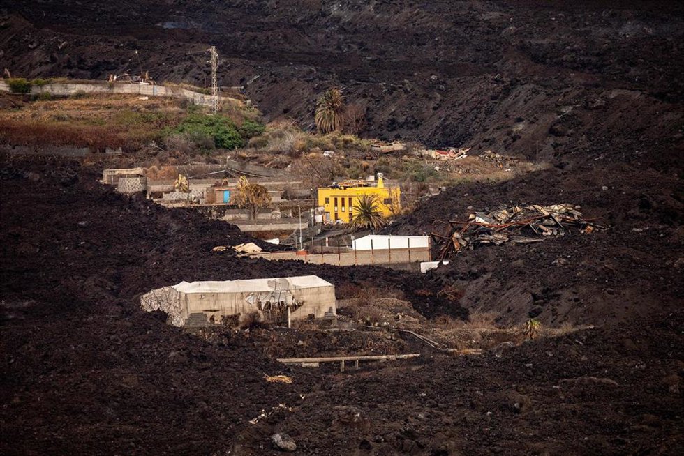 Vistas de la lava del volcán de cumbre vieja desde la Montaña del municipio de La Laguna