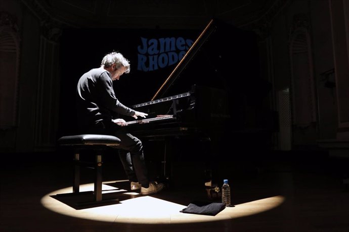 Archivo - El pianista James Rhodes en un momento del pase de prensa del concierto benéfico en la Sala María Cristina, Málaga