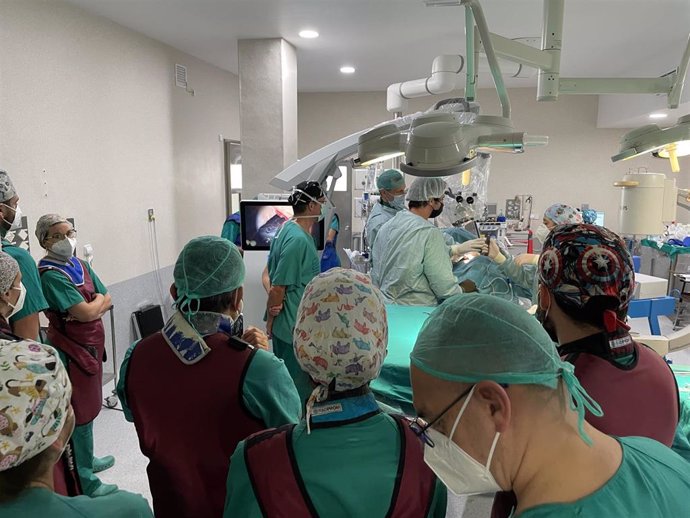 El Hospital Regional acoge un curso teórico práctico de cirugía mínimamente invasiva en patología de columna