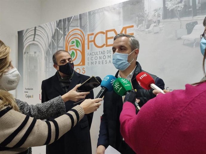 El consejero de Hacienda y Financiación Europea de la Junta de Andalucía, Juan Bravo, atiende a los medios en la Facultad de Económicas de la Universidad de Sevilla.