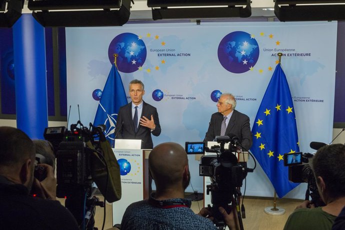 Archivo - El secretario general de la OTAN, Jens Stoltenberg (i), y el Alto Representante de la UE para Política Exterior y Seguridad Común, Josep Borrell (d)