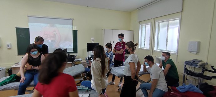 Alumnos del Máster Universitario en Terapia Manual del Sistema Musculoesquelético de la UCAV en seminarios prácticos.