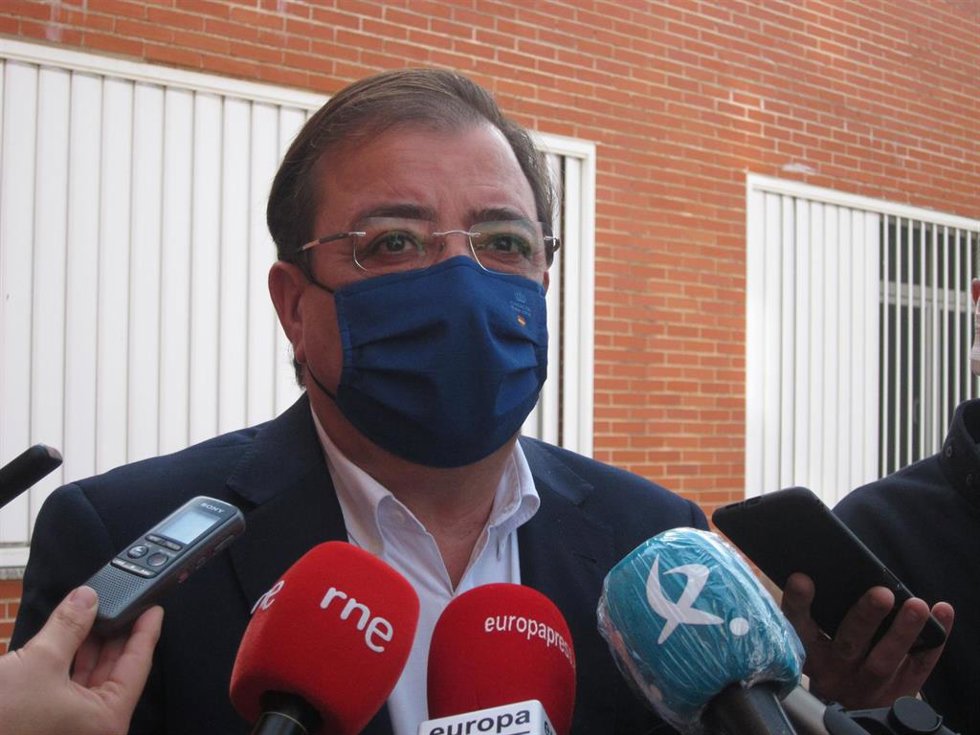 El presidente de la Junta de Extremadura, Guillermo Fernández Vara, en declaraciones a los medios en Badajoz