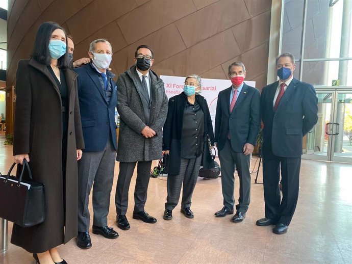 El presidente de la Cámara de Comercio de EEUU y embajador de EEUU en España, Alan Solomont, junto a otras autoridades, antes de participar en el XI Foro Empresarial España-EEUU, celebrado en el recinto ferial gijonés 'Luis Adaro',