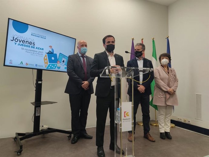 Garzón interviene en la rueda de prensa en Córdoba.