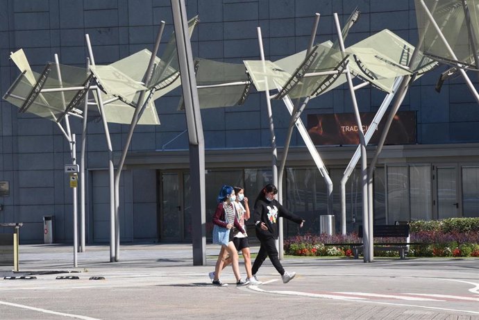 Imagen de jóvenes paseando por Bilbao.