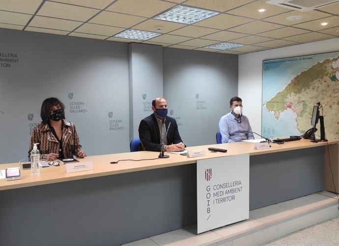 El conseller de Medio Ambiente y Territorio, Miquel Mir; el jefe del servicio de Protección de Especies, Iván Ramos, y la directora ejecutiva de SEO/BirdLife, Asunción Ruiz.