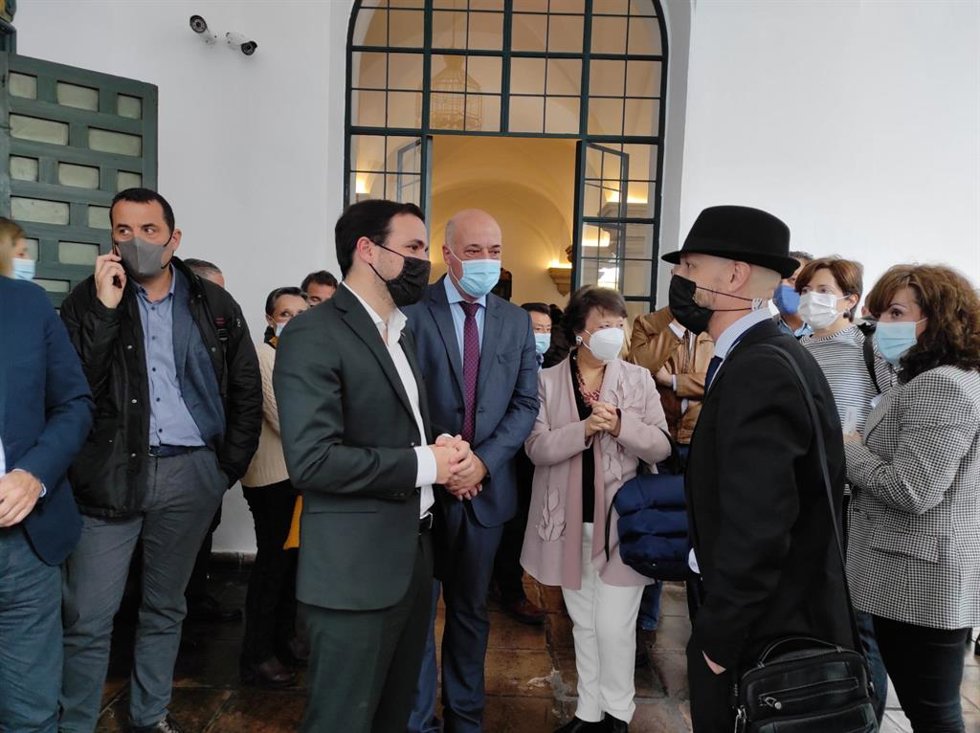 El ministro de Consumo, Alberto Garzón, en la Diputación, junto al presidente de la Diputación, Antonio Ruiz, y la subdelegada del Gobierno, Rafaela Valenzuela.