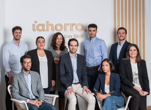 Varios miembros del equipo de iAhorro