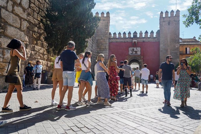 Archivo - Colas de turistas en las puertas del Alcázar de Sevilla, donde se ha colgado el cartel de no hay billete  durante el puente por primera vez en mucho tiempo a 11 de octubre del 2021 en Sevilla (Andalucía). La ocupación de los hoteles de Sevilla