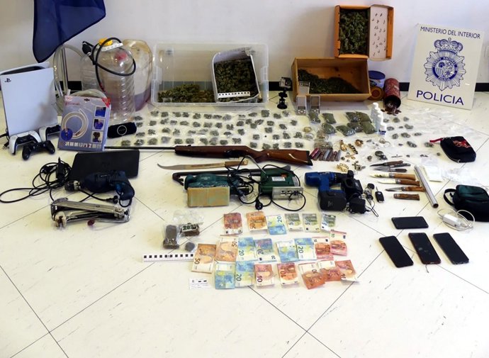 Efectos incautados al hombre detenido en San Andrés del Rabanedo (León) como presunto autor del delito de tráfico de drogas.