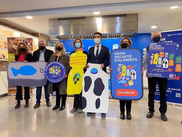 El Gran Recapte dona el "tret de sortida" al Mercat de Sants de Barcelona amb el vicepresident del Govern, Jordi Puigneró, i la consellera Violant Cervera