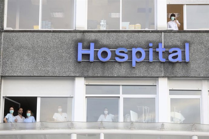 Archivo - Varias sanitarias se asoman a las ventanas del Hospital Donostia 