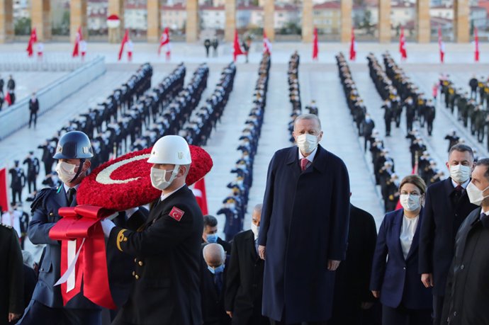 HANDOUT - 10 November 2021, Turkey, Ankara: Turkish President Recep Tayyip Erdogan (C)attends a ceremony to mark the 83rd passing anniversary of Mustafa Kemal Ataturk, the founder of the Republic of Turkey at Anitkabir mausoleum. (best quality availabl