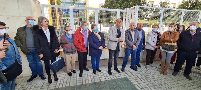 Concentración encabezada por el alcalde de San Juan, Fernando Zamora, para exigir a Salud la apertura de la ampliación del centro de salud.