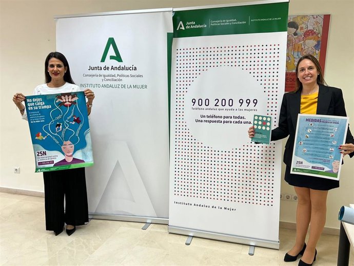 La asesora de programa del IAM, María Encarnación Santiago, y la delegada territorial de Igualdad, Políticas Sociales y Conciliación, María Dolores Fernández, presentan la campaña 'No dejes que caiga en su trampa'