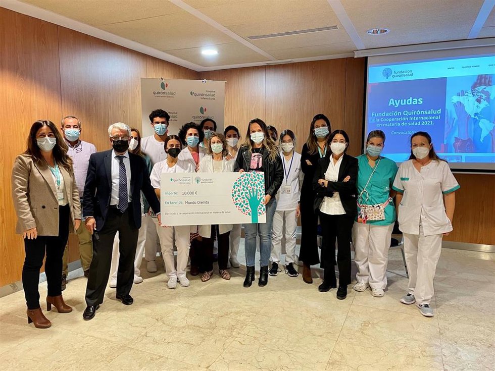 Acto de entrega del premio a Mundo Orenda en el Hospital Quirónsalud Infanta Luisa