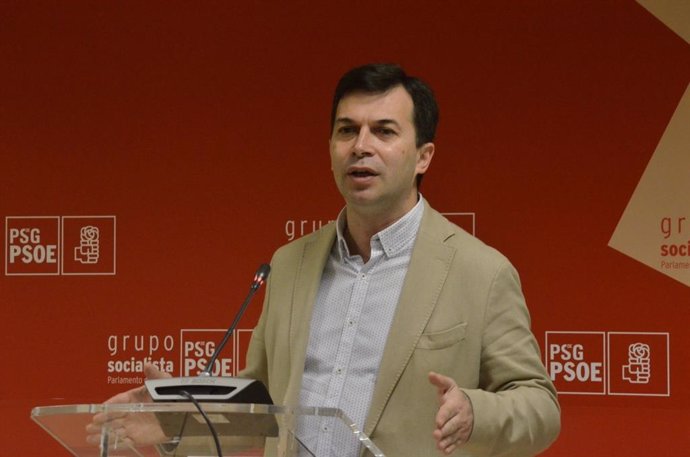 El portavoz parlamentario del PSdeG, Gonzalo Caballero, en rueda de prensa