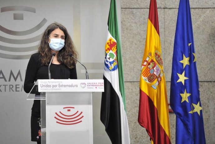 La coordinadora de Podemos Extremadura, Irene de Miguel, en rueda de prensa